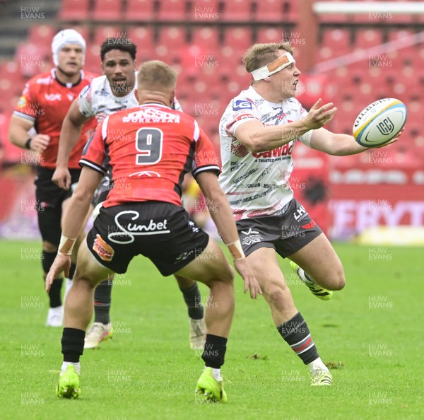 181025 - Emirates Lions v Scarlets - United Rugby Championship - Sam Castelow of Scarlets with the ball