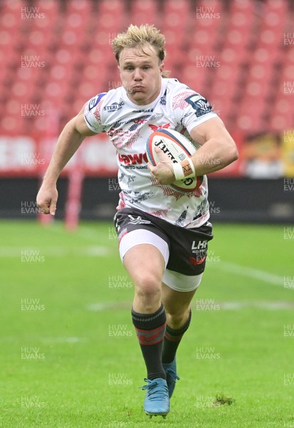 181025 - Emirates Lions v Scarlets - United Rugby Championship - Blair Murray of Scarlets with the ball
