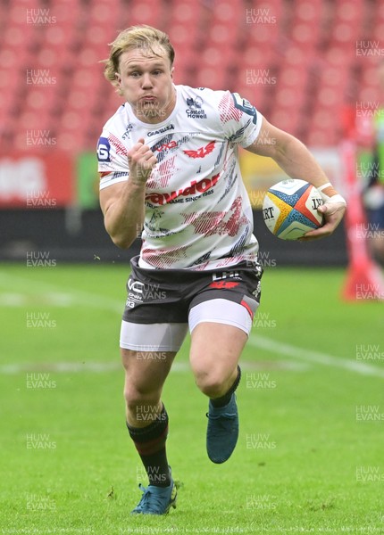 181025 - Emirates Lions v Scarlets - United Rugby Championship - Blair Murray of Scarlets with the ball