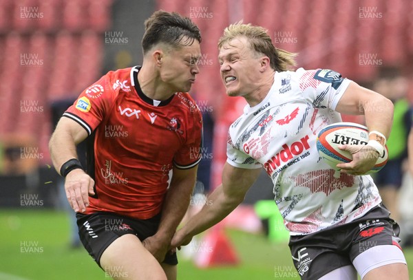 181025 - Emirates Lions v Scarlets - United Rugby Championship - Blair Murray of Scarlets and Quan Horn of the Lions