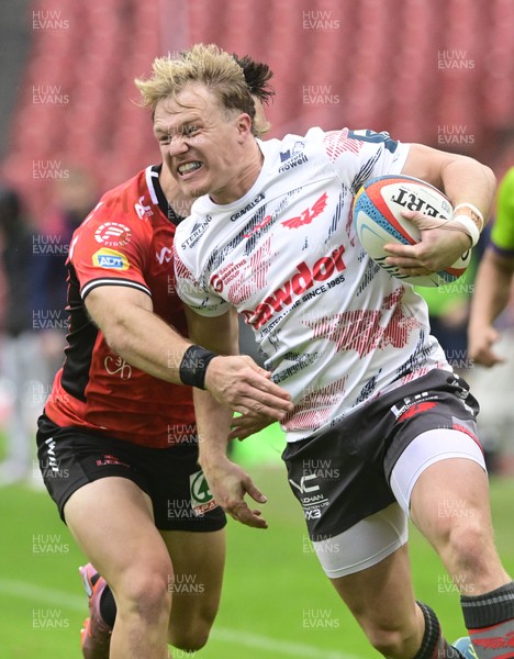 181025 - Emirates Lions v Scarlets - United Rugby Championship - Blair Murray of Scarlets and Quan Horn of the Lions