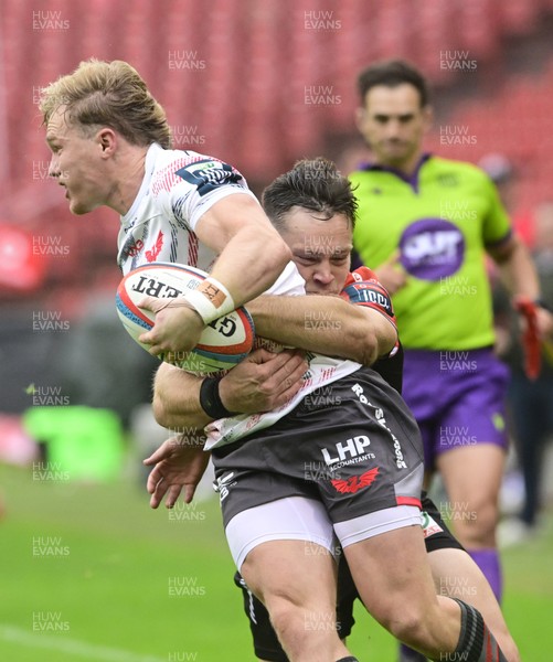 181025 - Emirates Lions v Scarlets - United Rugby Championship - Blair Murray of Scarlets and Quan Horn of the Lions