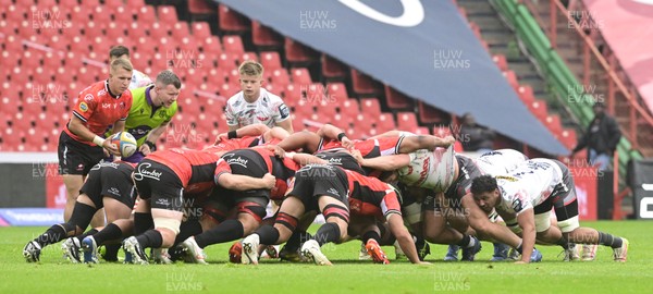 181025 - Emirates Lions v Scarlets - United Rugby Championship - Scrum