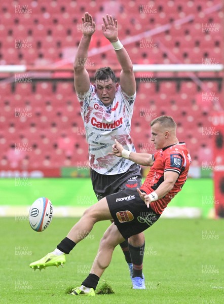 181025 - Emirates Lions v Scarlets - United Rugby Championship - Nico Steyn of the Lions clears under pressure from Alex Groves of Scarlets