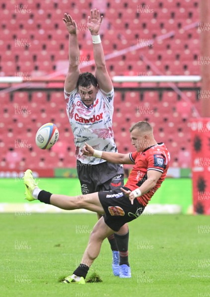 181025 - Emirates Lions v Scarlets - United Rugby Championship - Nico Steyn of the Lions clears under pressure from Alex Groves of Scarlets