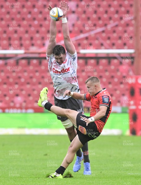 181025 - Emirates Lions v Scarlets - United Rugby Championship - Nico Steyn of the Lions clears under pressure from Alex Groves of Scarlets