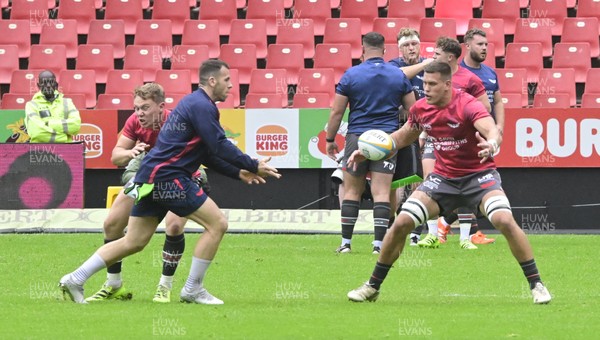 181025 - Emirates Lions v Scarlets - United Rugby Championship - Scarlets warming up ahead of the match