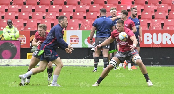 181025 - Emirates Lions v Scarlets - United Rugby Championship - Scarlets warming up ahead of the match