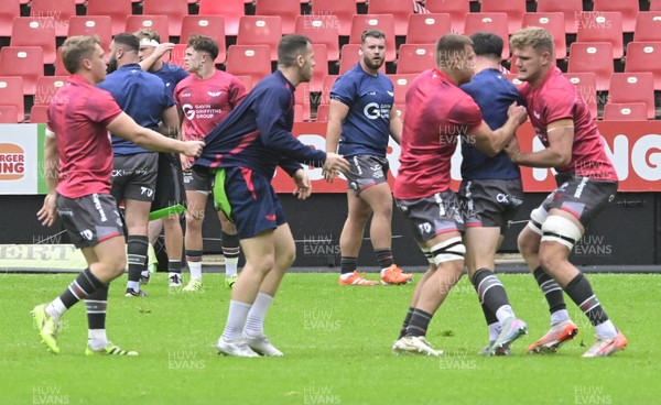181025 - Emirates Lions v Scarlets - United Rugby Championship - Scarlets warming up ahead of the match