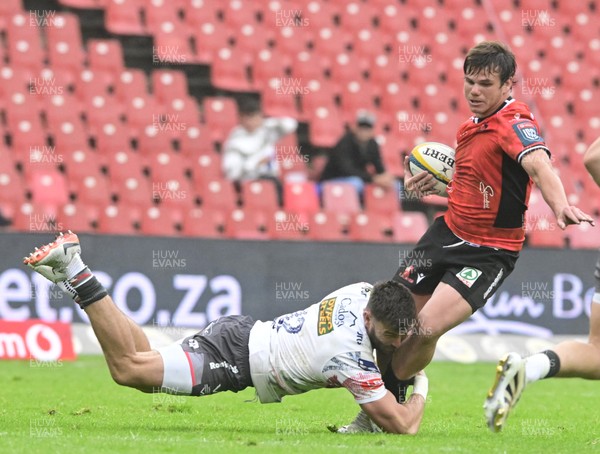 181025 - Emirates Lions v Scarlets - United Rugby Championship - Eduan Keyter of the Lions with the ball
