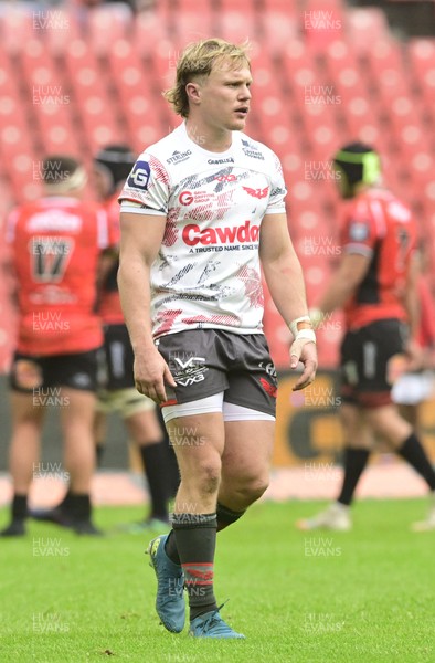 181025 - Emirates Lions v Scarlets - United Rugby Championship - Blair Murray of Scarlets