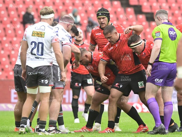 181025 - Emirates Lions v Scarlets - United Rugby Championship - Scrum