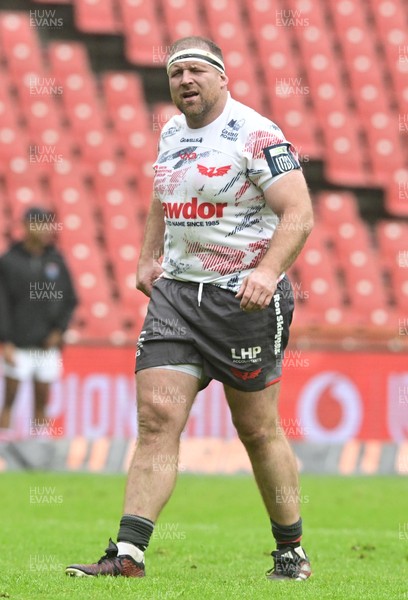 181025 - Emirates Lions v Scarlets - United Rugby Championship - Henry Thomas of Scarlets