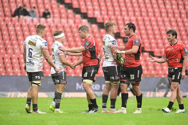 181025 - Emirates Lions v Scarlets - United Rugby Championship - Players shake hands after the match
