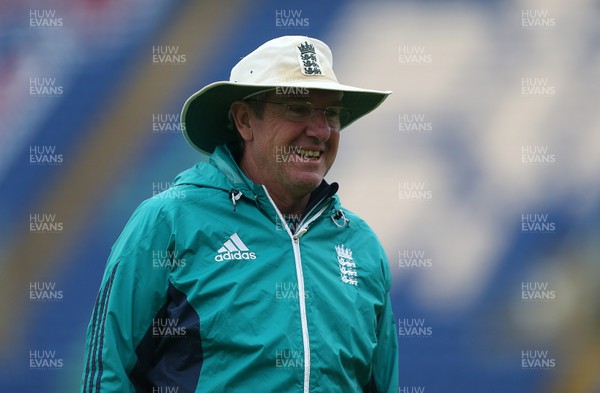 030916 - England Cricket Training - Coach Trevor Bayliss during training