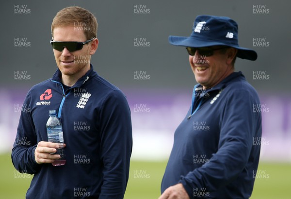 150618 - England Cricket Nets - Eoin Morgan and Coach Trevor Bayliss