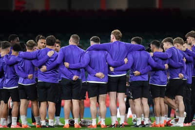 140325 - England Rugby Captains Run ahead of their final 6 Nations game against Wales Tomorrow - England team Huddle