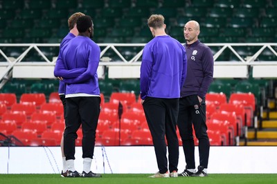 140325 - England Rugby Captains Run ahead of their final 6 Nations game against Wales Tomorrow - England Head Coach Steve Borthwick, talking to his players during training