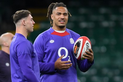 140325 - England Rugby Captains Run ahead of their final 6 Nations game against Wales Tomorrow - Chandler Cunningham-South of England During Training