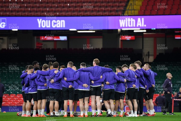 140325 - England Rugby Captains Run ahead of their final 6 Nations game against Wales Tomorrow - England team Huddle