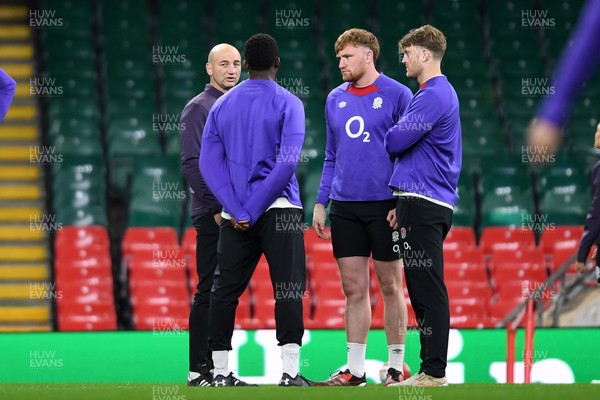 140325 - England Rugby Captains Run ahead of their final 6 Nations game against Wales Tomorrow - England Head Coach Steve Borthwick, talking to his players during training