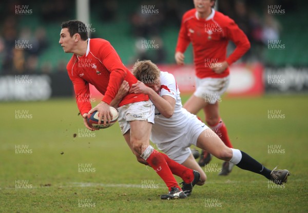 02.03.08 - England Under 18s v Wales Under 18s - Under 18 Six Nations - Wales' Kristian Phillips looks for support 