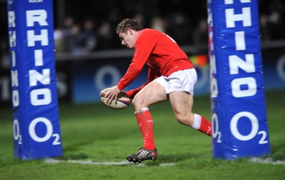01.02.08 - England Under 20 v Wales Under 20 - Under 20 Six Nations 2008 - Wales' Leigh Halfpenny gets through to score try 