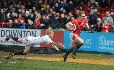 05.02.10 - Six Nations under 20 Championship, England under 20 v Wales under 20 Wales' James Loxton beats England's Tom Catterick on his way to score a try 