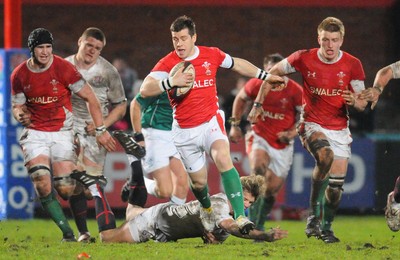05.02.10 - Six Nations under 20 Championship, England under 20 v Wales under 20 Wales' Gareth Davies breaks 