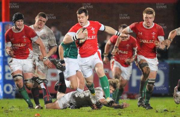 05.02.10 - Six Nations under 20 Championship, England under 20 v Wales under 20 Wales' Gareth Davies breaks 