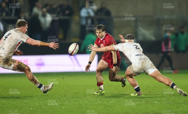 060226 - England U20 v Wales U20, 2026 U20 Six Nations - Carwyn Leggatt-Jones of Wales takes on Jimmy Staples of England and Elliot Williams of England