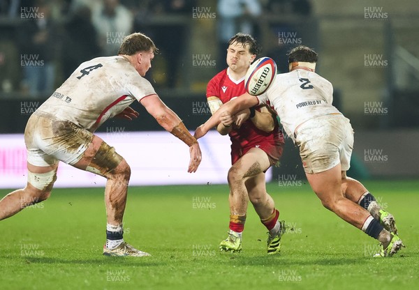 060226 - England U20 v Wales U20, 2026 U20 Six Nations - Carwyn Leggatt-Jones of Wales takes on Jimmy Staples of England and Elliot Williams of England
