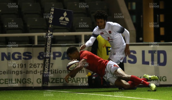 090218 - England U20 v Wales U20 - NatWest 6 Nations - Rio Dyer of Wales evades Ben Loader of England to score his team's second try