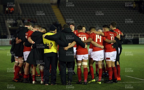 090218 - England U20 v Wales U20 - NatWest 6 Nations - Welsh players huddle after the final whistle