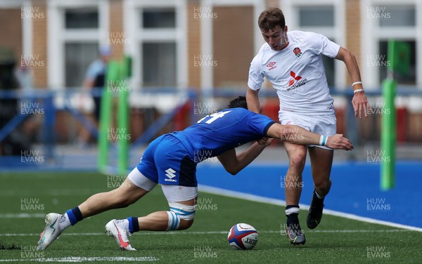 130721 -  England U20s v Italy U20s - U20s 6 Nations Championship - Arthur Relton of England chips the ball past Tommaso Menoncello of Italy