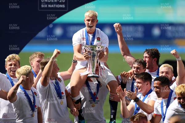 130721 - England U20s v Italy U20s - U20s 6 Nations Championship - Captain Jack van Poortvliet of England lifts the trophy alongside team mates after England win the Grand Slam