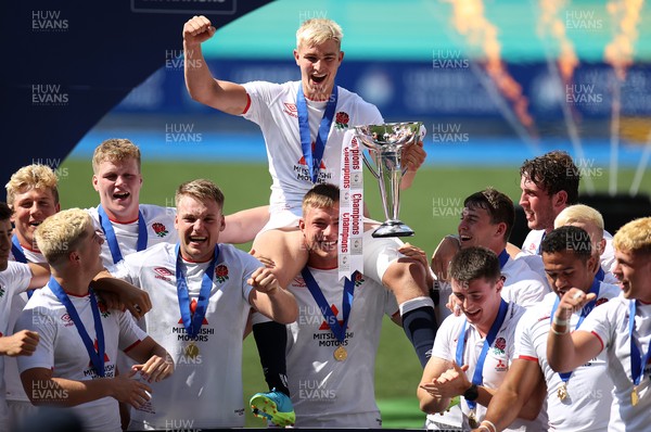 130721 - England U20s v Italy U20s - U20s 6 Nations Championship - Captain Jack van Poortvliet of England lifts the trophy alongside team mates after England win the Grand Slam