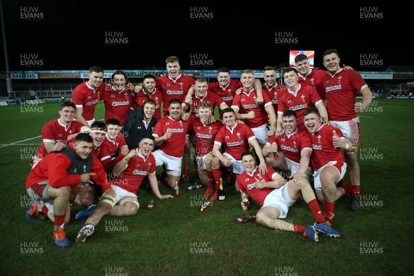 060320 - England U20s v Wales U20s - U20s 6 Nations Championship - Wales team photo to celebrate the victory