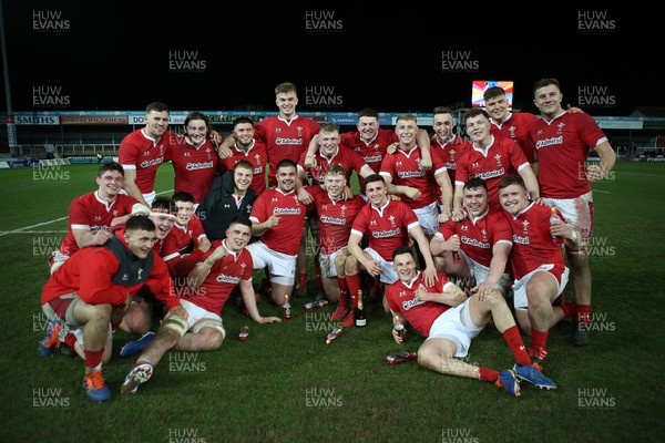 060320 - England U20s v Wales U20s - U20s 6 Nations Championship - Wales team photo to celebrate the victory