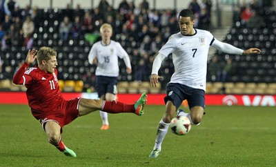 050314 - England U'21's vs Wales U'21's -UEFA U'21's Qualifying Group One-Lloyd Isgrove of Wales goes in high on England's Tom Ince(c) Huw Evans Agency