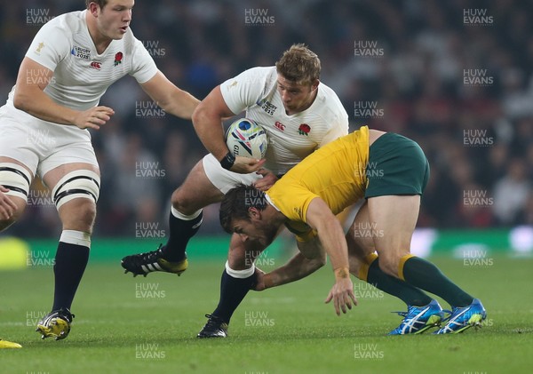 031015 - England v Australia, Rugby World Cup 2015 - Tom Youngs of England is tackled by Rob Horne of Australia