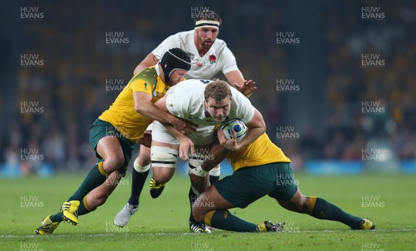 031015 - England v Australia, Rugby World Cup 2015 - Jonathan Joe Launchbury of England is tackled by Matt Giteau of Australia and Sekope Kepu of Australia