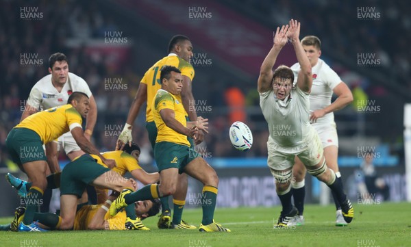 031015 - England v Australia, Rugby World Cup 2015 - Joe Launchbury of England charges down a kick by Will Genia of Australia