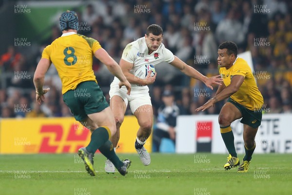 031015 - England v Australia, Rugby World Cup 2015 - Jonny May of England takes on David Pocock of Australia and Will Genia of Australia