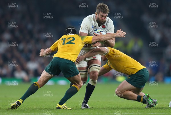 031015 - England v Australia, Rugby World Cup 2015 - Geoff Parling of England is tackled by Matt Giteau of Australia and Bernard Foley of Australia