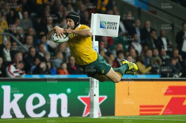 031015 - England v Australia, Rugby World Cup 2015 - Matt Giteau of Australia dives in to score try