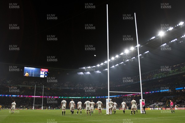 031015 - England v Australia, Rugby World Cup 2015 - England's players look on as the final kick of the match secures a win for Australia and England crash out of the Rugby World Cup