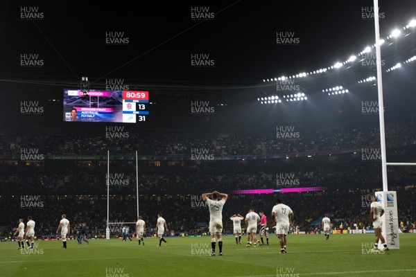 031015 - England v Australia, Rugby World Cup 2015 - England's players look on as the final kick of the match secures a win for Australia and England crash out of the Rugby World Cup