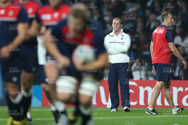 031015 - England v Australia, Rugby World Cup 2015 - England head coach Stuart Lancaster looks on as his team warm up for the match