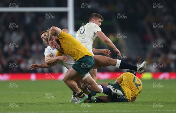 031015 - England v Australia, Rugby World Cup 2015 - Sam Burgess of England tackles Michael Hooper of Australia as Owen Farrell of England tackles Matt Giteau of Australia in the incident which lead to Owen Farrell receiving a yellow card